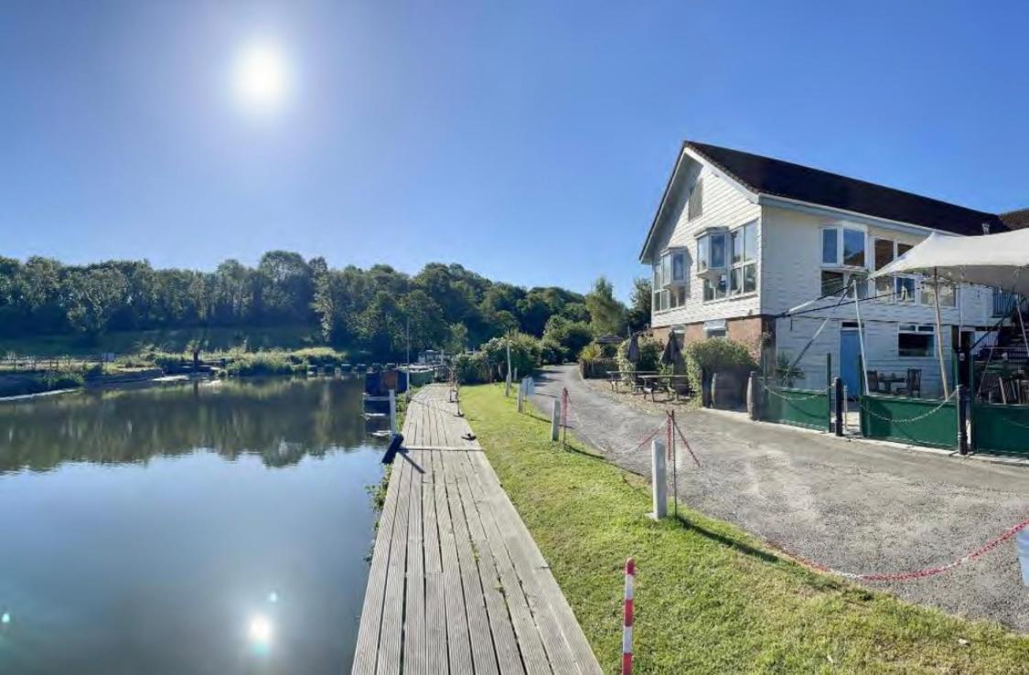 The Riverside Inn Saltford Экстерьер фото